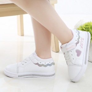 Zapatos Casuales para Niños al por Mayor, Diseño de Moda con Corazones Bordados, Estilo Tenis de Piel Sintética - Product Image 3