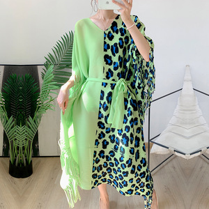 <span class=keywords><strong>Abito</strong></span> plissettato Miyake <span class=keywords><strong>taglie</strong></span> <span class=keywords><strong>forti</strong></span> con stampa leopardata e nappe, Collezione Estate 2026, Vendita all'ingrosso - Product Image 5
