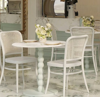 Chaise de salle à manger d'extérieur empilable en rotin tressé moderne en bois massif peint en blanc pour hôtel