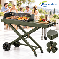 Chariot de barbecue pliable noir avec cadre en acier, roues et plateau extensible, portable pour la cuisson en extérieur