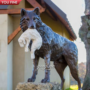 Il lupo di bronzo del giardino a grandezza naturale mangia le statue degli agnelli - Product Image 1