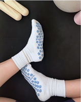 Chaussettes de Pilates antidérapantes POPSOX Premium Crew en tricot avec logo personnalisé, semelle en caoutchouc antidérapante, en Spandex/Nylon/Coton doux pour femmes