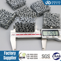 Filtre en mousse céramique de carbure de silicium à pores fins avec une porosité de 80-90%, filtre réticulé pour la fonderie de précision d'alliages de cuivre