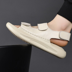 Sandalias de verano con velcro para hombre, suela plana y gruesa, color blanco, para conducir, para playa, para jóvenes de 18 a 40 años - Product Image 1
