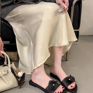 Sandalias de tacón medio con diseño floral de piel de vaca estilo resort, de piel sintética, con punta abierta, para mujer, elegantes, con cierre de gancho y lazo, y cristales. - Product Image 3