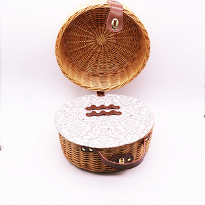 Cesto da Picnic Ecologico in Vimini Intrecciato con Fodera, Contenitore Rotondo con Chiusura in Metallo e Manico in Pelle per Campeggio all'Aperto - Product Image 3
