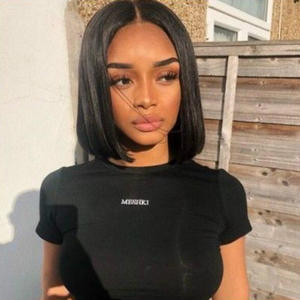 <span class=keywords><strong>Parrucca</strong></span> Corta Bob Liscia da Donna all'Ingrosso - <span class=keywords><strong>Parrucca</strong></span> Sintetica <span class=keywords><strong>Nera</strong></span> con Parte Centrale <span class=keywords><strong>Capelli</strong></span> Corti Fornitura all'Ingrosso - Product Image 2