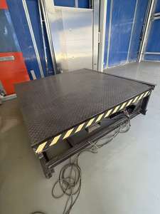 तह बोर्डिंग बोर्ड के साथ समायोज्य मध्यम आकार के हाइड्रोलिक फिक्स्ड डॉक लेवलर, चल यार्ड रैंप - Product Image 2