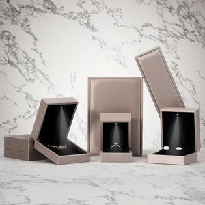 Caja de Joyería de Lujo al por Mayor con Luz Led y Logo Personalizado, Empaque para Collar, Pulsera y Anillo en Cuero PU Dorado de Primera Calidad - Product Image 5