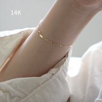 Pulsera Ligera de Eslabones Planos Brillantes de 1 mm al por Mayor con Colgante Personalizado de Oro de 14k, Pulseras Permanentes de Oro de 14k para Mujer