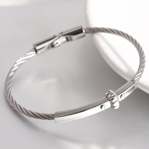 Populaire en acier inoxydable plaqué <span class=keywords><strong>or</strong></span> 18 carats noir câble <span class=keywords><strong>Bracelet</strong></span> nom personnalisé Logo Simple <span class=keywords><strong>fil</strong></span> boucle <span class=keywords><strong>Bracelet</strong></span> femmes - Product Image 2
