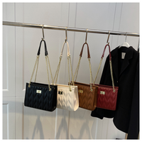 Sac fourre-tout d'été matelassé en cuir PU pour femme avec fermeture éclair et chaîne, grande capacité, personnalisable avec logo, vente en gros