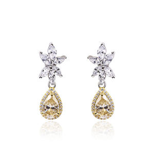 Boucles d'oreilles Tianyu Gems en argent plaqué or, classiques et élégantes, style luxe léger, motif floral et feuille avec moissanite jaune en forme de poire - Product Image 4