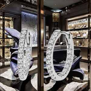 Pendientes de Aro de Oro Blanco de 18K Clásicos Unisex con Diamantes Cultivados en Laboratorio de Corte Redondo de 1.8mm DEF VS HPHT con Certificación IGI - Product Image 3