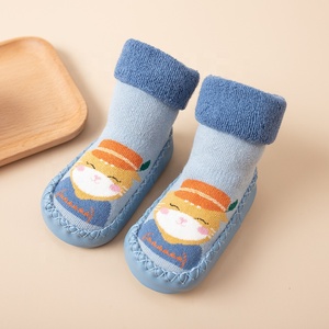 Chaussettes-chaussons d'hiver épaisses en tissu éponge antidérapantes pour bébés et tout-petits avec picots pour enfants - Vente en gros - Product Image 2