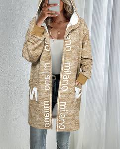 Manteau trench beige à capuche pour femme - Manches longues, coupe ample, veste streetwear, fermeture éclair, poches avant, 100% polyester, décontracté - Product Image 1