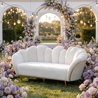 Canapé de mariage de luxe en velours blanc avec pieds coniques dorés, chaise trône au design moderne, mobilier pour banquets de mariage, événements et hôtels, location