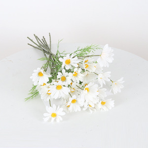 Vente en gros de fleurs artificielles simulation de marguerites en soie buissons en plastique pour la décoration extérieure de la maison de mariage - Product Image 6