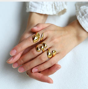 Bague en acier inoxydable durable avec texture de lave plaquée or 18 carats, bague ouverte réglable pour femmes, bijoux de luxe hypoallergéniques, cadeau - Product Image 3