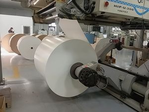 Rouleau de papier ciré PE double face de qualité alimentaire supérieure pour l'emballage de tasses à thé, sandwichs, gâteaux ou de gobelets en papier - Product Image 4