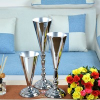 Support floral de mariage moderne de luxe en métal doré pour fleurs séchées avec vases trompette pour la décoration des anneaux de serviette