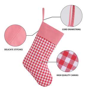 Chaussettes de Noël personnalisées à motif écossais classique, sacs à suspendre au poêle, chaussettes de Noël à carreaux Buffalo Check - Product Image 3