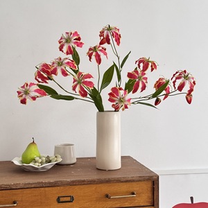 Fleur artificielle Yasunobu Gloriosa Lily rouge, orange et blanche en soie pour la décoration de la maison et des mariages - Product Image 1