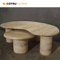 Table basse moderne à double étage en travertin de forme irrégulière dans le salon design unique de luxe