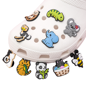 Venta al por mayor de accesorios de decoración para zapatos de la marca QuanChi, personalizados en 2D/3D con diseño de animales marinos, hebillas de goma personalizadas para zuecos. - Product Image 1