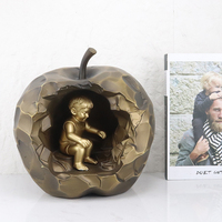 Sculpture en résine de pomme dorée avec petit garçon à l'intérieur, statue d'art moderne de luxe, décoration de table pour la maison, ornement pour la chambre