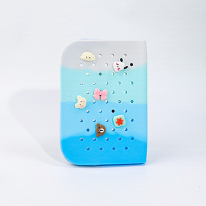 กล่องดินสอซิลิโคนแบบเจาะรูสีพื้น ยี่ห้อหลงเฉิง พร้อมจี้น่ารัก สำหรับนักเรียน ใส่เครื่องเขียน - Product Image 3