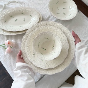 Assiettes et bols <span class=keywords><strong>en</strong></span> céramique <span class=keywords><strong>blanche</strong></span> à motif floral <span class=keywords><strong>en</strong></span> relief style rétro europé<span class=keywords><strong>en</strong></span>, assiettes à soupe <span class=keywords><strong>en</strong></span> <span class=keywords><strong>forme</strong></span> <span class=keywords><strong>de</strong></span> fleurs <span class=keywords><strong>en</strong></span> céramique <span class=keywords><strong>en</strong></span> gros - Product Image 1
