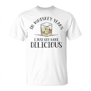 Camiseta 'En los años del whisky, me quedo con más whisky delicioso' - Producto promocional - Product Image 2