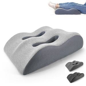 Oreiller de repos pour les jambes en mousse à mémoire de forme, forme de coin, pour soulager la douleur du nerf sciatique, positionnement réglable du lit et confort de sommeil - Product Image 1