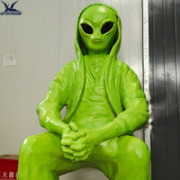 Statue d'ET assis artificielle verte à capuche, sculpture d'alien stylée pour la décoration intérieure moderne et l'installation d'art urbain