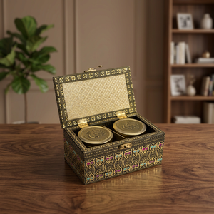 Caja de Madera Hecha a Mano con Detalles en Meenakari para Frutos Secos, Juego de 2 Frascos |   Caja Organizadora de Regalos Plegable con Grabado en Relieve de Plumas de Pavo Real en Latón - Product Image 1