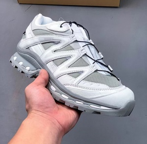 Chaussures de loisirs de plein air Luxury-Lite XT-Quest - Coloris blanc et gris - Soutien stable pour la randonnée en montagne et le jogging - Product Image 4