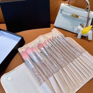 Ensemble de 12 pinceaux de luxe neufs avec pochette de voyage, pinceaux doux pour le blush, les sourcils, le contour et les lèvres, personnalisation de la marque privée - Product Image 4