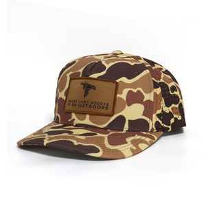 Venta al por mayor Gorras Laser Cut Holes Camo Print 5 Panel con parche tejido Hombres Gorra de caza al aire libre Camuflaje personalizado Snapback Sombreros - Product Image 1