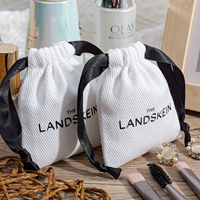 Pochette en coton sergé blanc imprimée sur mesure avec logo cœur, ruban noir, petit sac cadeau pour les faveurs de mariage