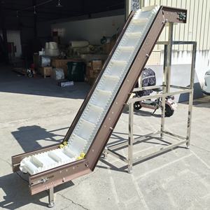 CE-gecertificeerde hellende transportbandoplossing met hoge efficiëntie, PVC transportband met klauwen, groene hopper, hellende transportband, breed toepassingsgebied - Product Image 4