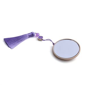Espejo de Bolsillo Pequeño Redondo con Marco Dorado Metálico Color Púrpura, Diseño 3D Hueco, Cristal, Perla, Impresión UV Colorida y Borla - Product Image 5
