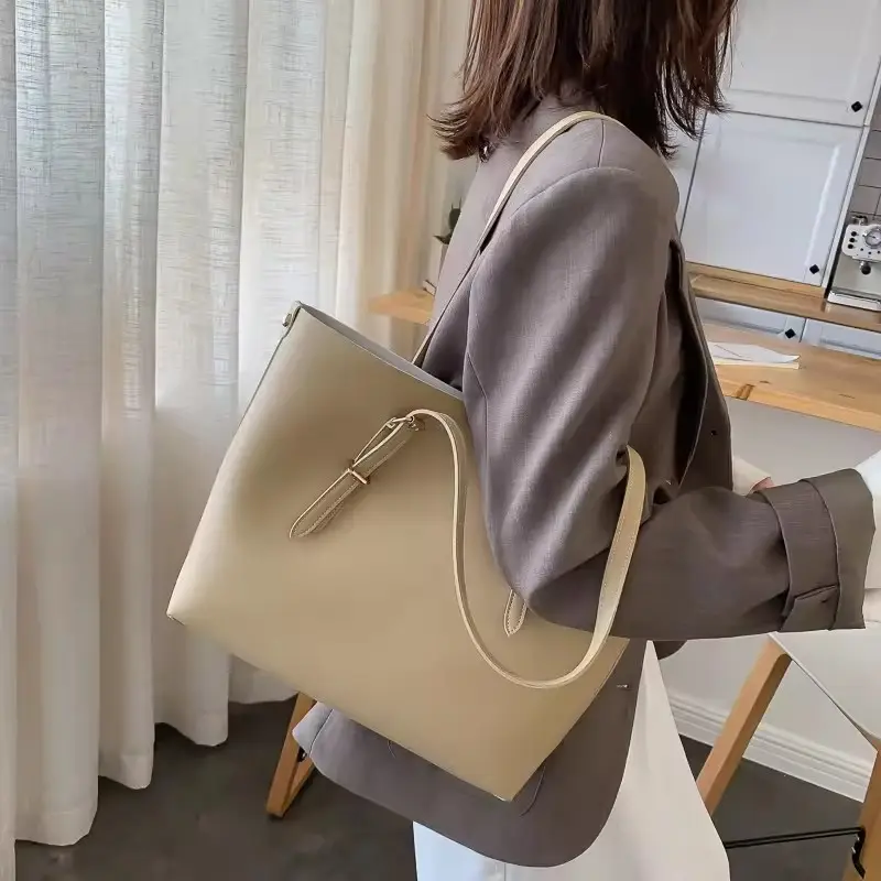 Vente en gros de sacs à main tendances pour femmes avec doublure en PU de marques célèbres de créateurs.