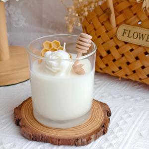 Bougie parfumée artisanale en forme de tasse, à la crème glacée, aux bleuets, à la cire d'abeille et à la cire de soja, pour les anniversaires, les mariages et les bars - Product Image 1