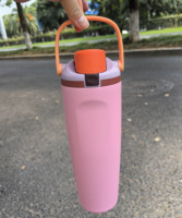 Bouteille d'eau sport isotherme à double paroi en acier inoxydable épais de 30 oz avec poignée et couvercles à paille – Prête pour le voyage