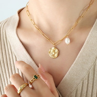 Collier Pendentif Tendance en Acier Inoxydable avec Chaîne Trombone Texturée Vintage, Pièce Rétro et Décoration Perle Baroque