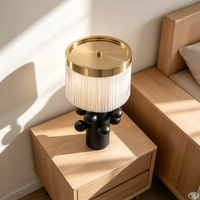 Lampe de chevet élégante de haute qualité, base sphérique en métal, abat-jour en crêpe crème, style mid-century.