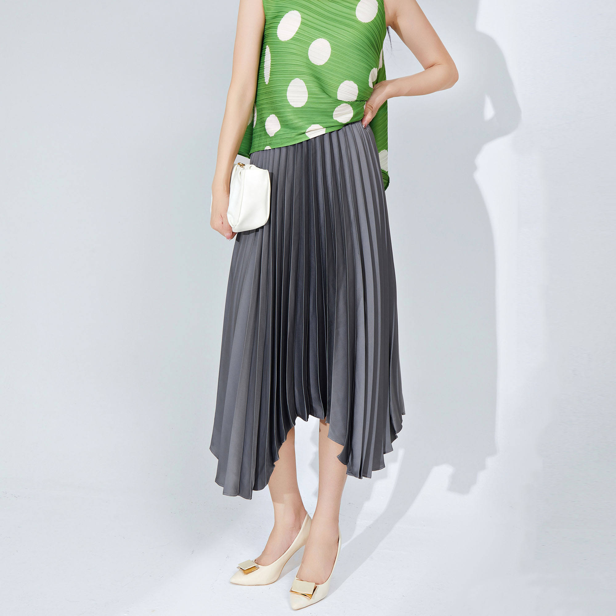 สีเทาเข้ม