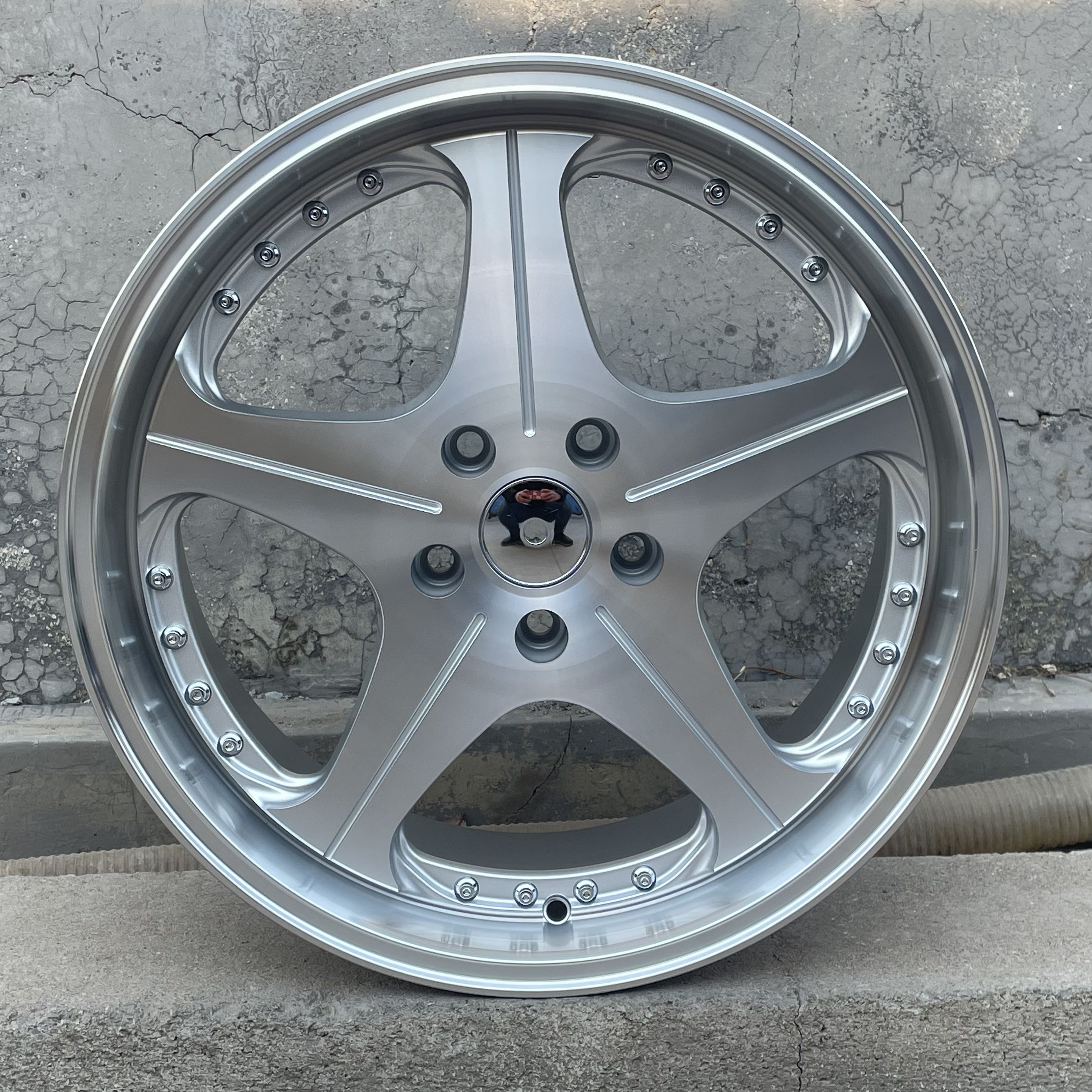 Lèvre usinée argentée