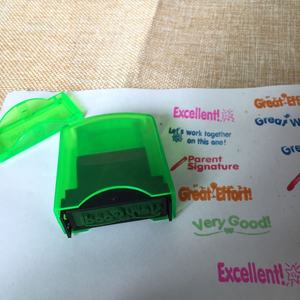 Ensemble de tampons auto-encreurs colorés pour la motivation scolaire, la notation des élèves et les enseignants, avec plateau de rangement - Product Image 5